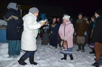 И гостей в вагончиках тоже поздравили.