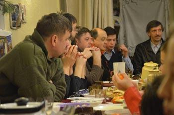 После проповеди и поздравления отца Владимира, все вместе пошли в трапезную прославлять Христа»